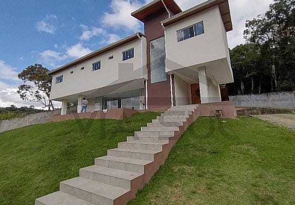 Casa clean moderna com piscina e salão de festas com terraço que contempla toda a propriedade em Juquitiba – Casa na Floresta