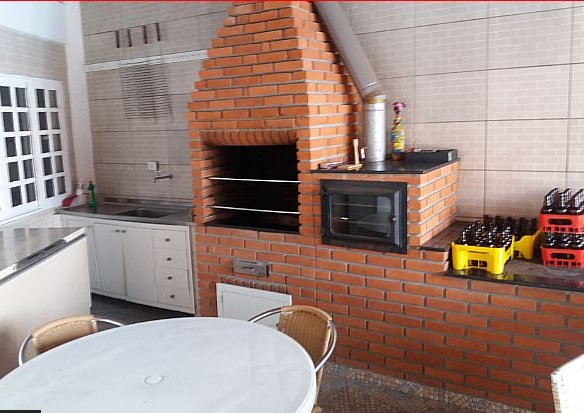 casa sobrado perto do Shopping Taboão, ótima localização, com 4 vagas de garagem e uma bela piscina.