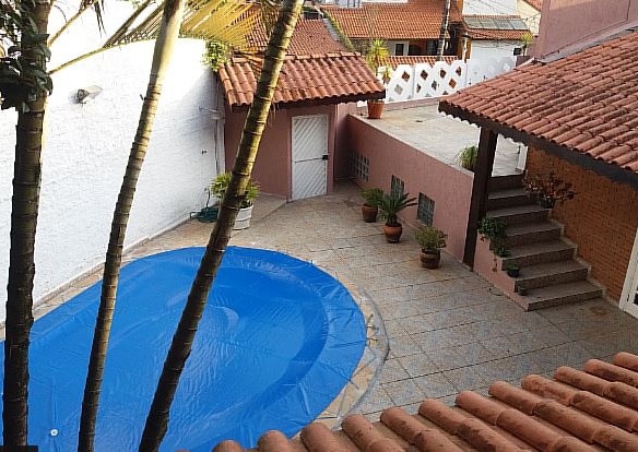 casa sobrado perto do Shopping Taboão, ótima localização, com 4 vagas de garagem e uma bela piscina.