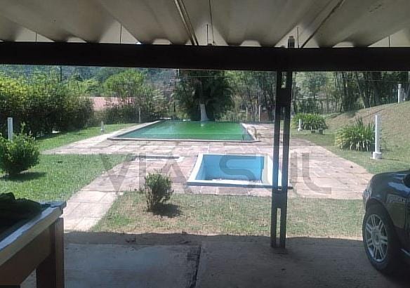 Chácara simples e aconchegante com piscina e lago para pesca em meio a Mata Atlântica em Juquitiba