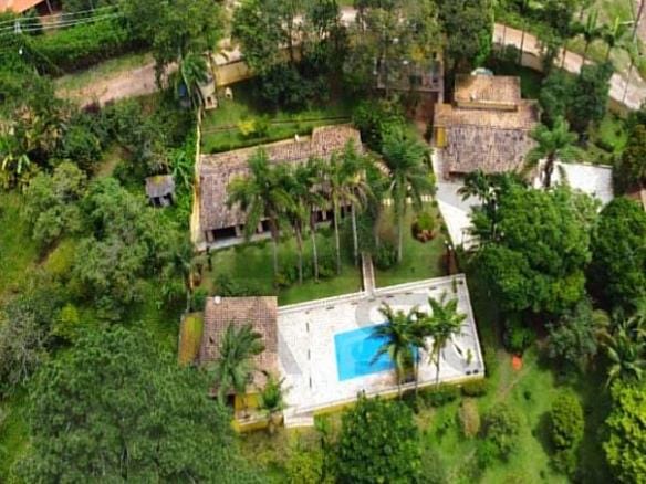 Chácara com 3 casas com mais de 7.000M² varanda com vista para piscina, ampla área de lazer e pomar.