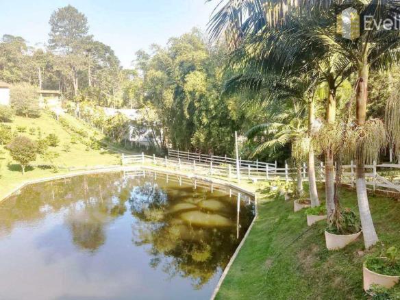 Chácara linda com sombra e água fresca e rio ao fundo em Juquitiba