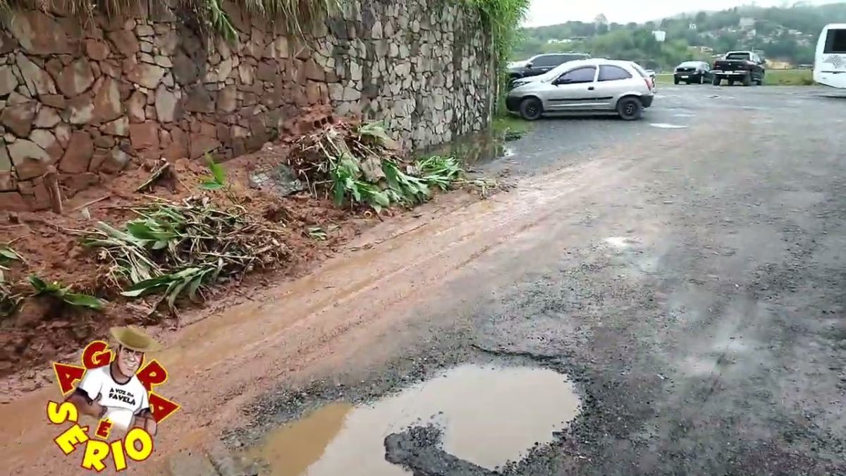 Deslizamento na prefeitura de Juquitiba