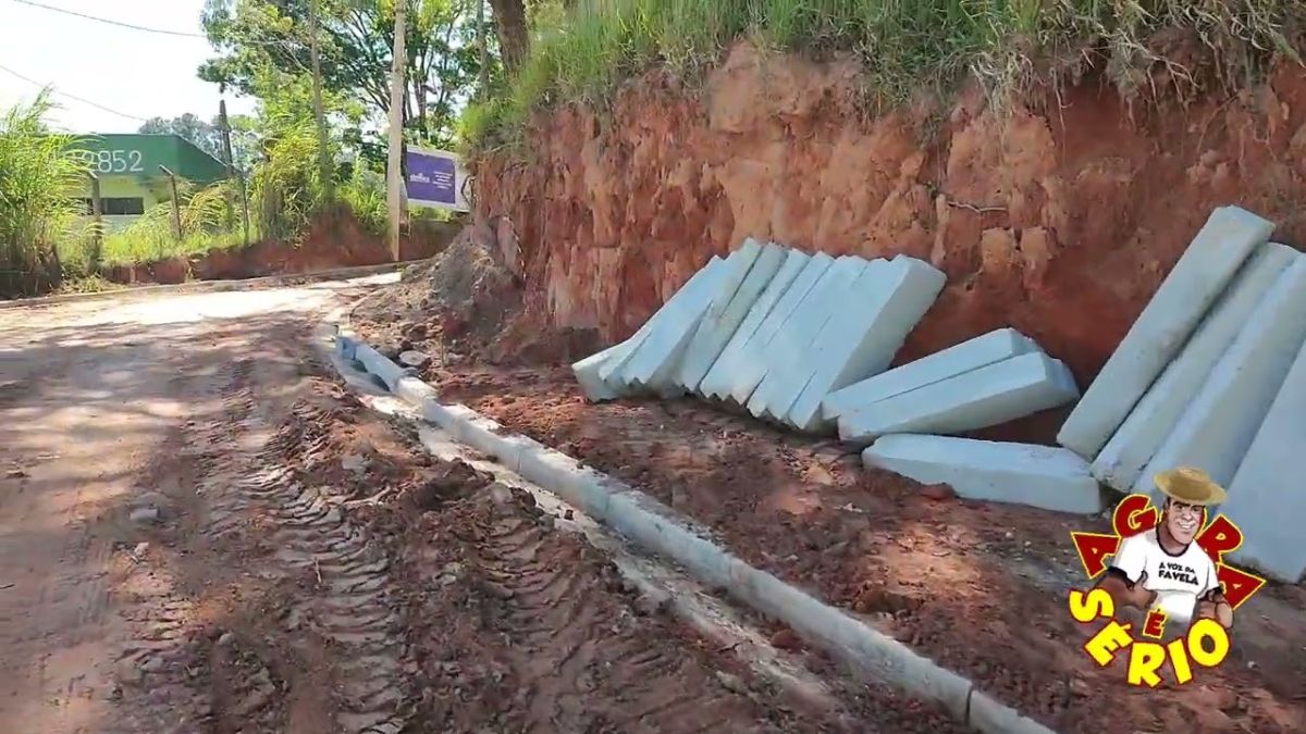GOVERNO FELIPE PAVIMENTAÇÃO DA RUA BENEDITO EVARISTO EM SÃO LOURENÇO DA SERRA