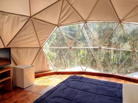 Descubra a Magia dos Domos Cúpula! O que são domos cúpula? Domos cúpula são construções inovadoras e sustentáveis com formato circular, geralmente localizadas em áreas rurais ou naturais. Feitos de materiais como madeira, vidro ou concreto, oferecem um design único, integrando-se harmoniosamente à paisagem, perfeitos para quem busca uma experiência diferenciada no campo. Por que escolher um domo cúpula? Um domo cúpula proporciona uma vivência única, com eficiência energética, conforto térmico e estética moderna. Ideal para moradia alternativa, retiros, glamping ou aluguel de temporada, é um investimento atraente com apelo ecológico e turístico. O que você encontra aqui? Nossa seleção inclui domos cúpula encantadores, desde modelos minimalistas com vistas panorâmicas até estruturas equipadas com interiores sofisticados. Cada domo é projetado para oferecer conforto e conexão com a natureza. Viva uma experiência única! Seja para um refúgio inovador, um projeto sustentável ou um negócio de hospedagem, explore nossos domos cúpula e encontre o espaço perfeito para transformar seus sonhos em realidade.
