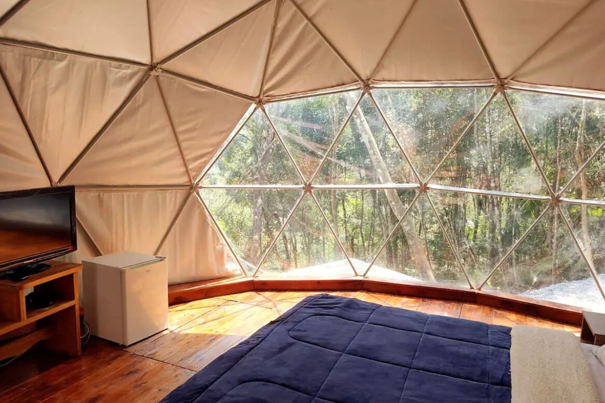 Descubra a Magia dos Domos Cúpula! O que são domos cúpula? Domos cúpula são construções inovadoras e sustentáveis com formato circular, geralmente localizadas em áreas rurais ou naturais. Feitos de materiais como madeira, vidro ou concreto, oferecem um design único, integrando-se harmoniosamente à paisagem, perfeitos para quem busca uma experiência diferenciada no campo. Por que escolher um domo cúpula? Um domo cúpula proporciona uma vivência única, com eficiência energética, conforto térmico e estética moderna. Ideal para moradia alternativa, retiros, glamping ou aluguel de temporada, é um investimento atraente com apelo ecológico e turístico. O que você encontra aqui? Nossa seleção inclui domos cúpula encantadores, desde modelos minimalistas com vistas panorâmicas até estruturas equipadas com interiores sofisticados. Cada domo é projetado para oferecer conforto e conexão com a natureza. Viva uma experiência única! Seja para um refúgio inovador, um projeto sustentável ou um negócio de hospedagem, explore nossos domos cúpula e encontre o espaço perfeito para transformar seus sonhos em realidade.