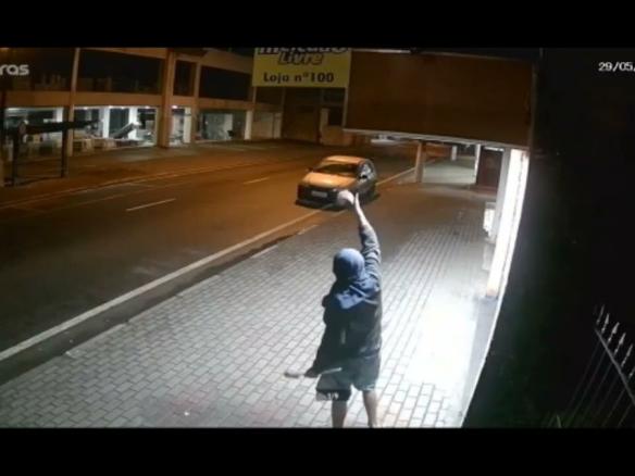 Madrugada tensa no centro de Juquitiba ,esses 4 meliantes fizeram um. Arrastão na Avenida Juce