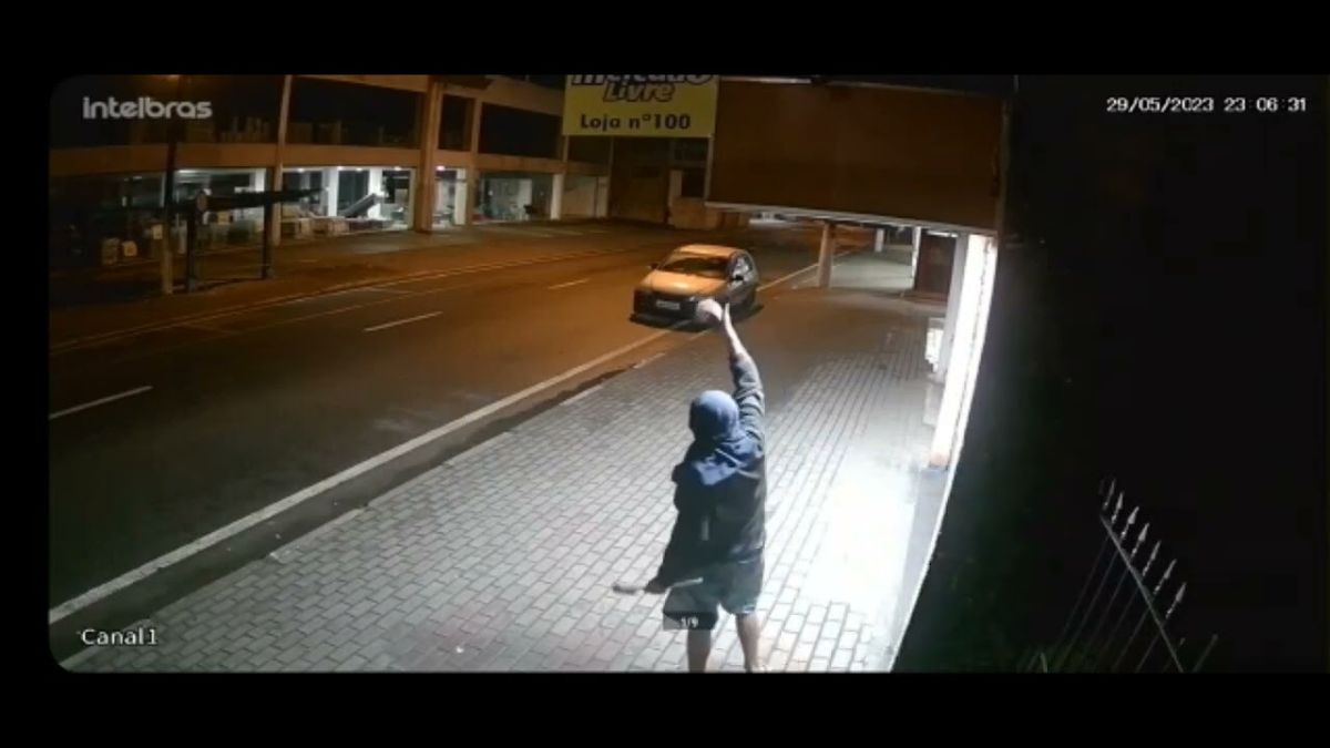 Madrugada tensa no centro de Juquitiba ,esses 4 meliantes fizeram um. Arrastão na Avenida Juce