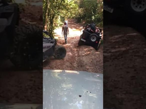 Muita lama em Trilha com jeep 4×4 atolado São Lourenço da Serra São Paulo Chuva BARRO adrenalina