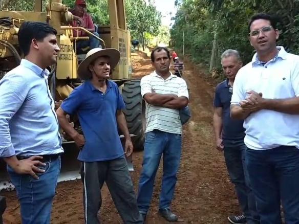 PREFEITO ARIZINHO DE SÃO LOURENÇO DA SERRA Manutenção de estradas, e recuperação das máquinas.