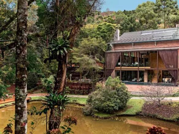 Chácara com casa de vidro em Juquitiba