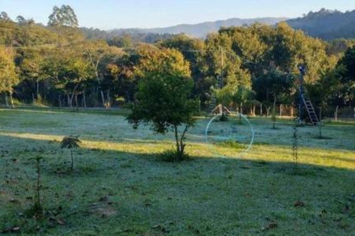 Chácara em São Lourenço da Serra com casa de alvenaria, espaço de lazer amplo há apenas 30 minutos do Rodoanel.