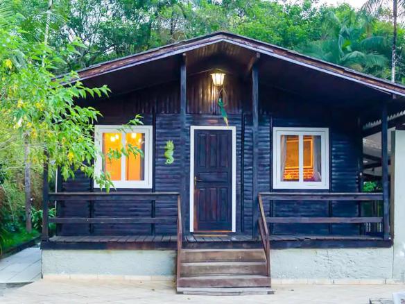 Encante-se com as Casas de Campo! O que são casas de campo? Casas de campo são residências rurais que combinam conforto e natureza, situadas em áreas tranquilas como sítios, chácaras ou regiões campestres. Com designs que variam do rústico ao moderno, são ideais para quem busca lazer, moradia serena ou um refúgio para a família. Por que escolher uma casa de campo? Uma casa de campo oferece qualidade de vida, com espaço para jardins, áreas de convivência e contato com a natureza. Perfeita para finais de semana, moradia permanente ou aluguel de temporada, também representa um investimento com potencial de valorização. O que você encontra aqui? Nossa seleção inclui casas de campo charmosas, com varandas acolhedoras, lareiras, pomares ou vistas para paisagens naturais. Cada propriedade é única, com acabamentos que harmonizam conforto e o charme rural. Viva seu sonho no campo! Seja para relaxar, viver ou investir, explore nossas casas de campo e encontre o lar perfeito para criar memórias inesquecíveis em meio à natureza.