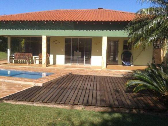 Chácara à venda em Juquitiba com casa de alvenaria e piscina