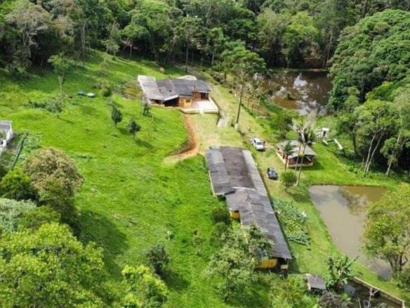 Sítio Uirapuru à venda em Juquitiba com lago para peixes