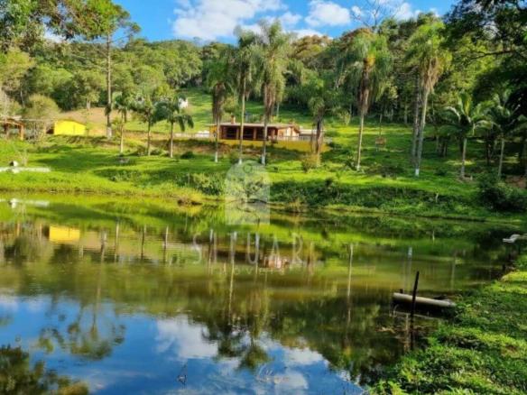 Sitio à Venda com 02 Lagos, Nascentes, Casa Piscina em Juquitiba