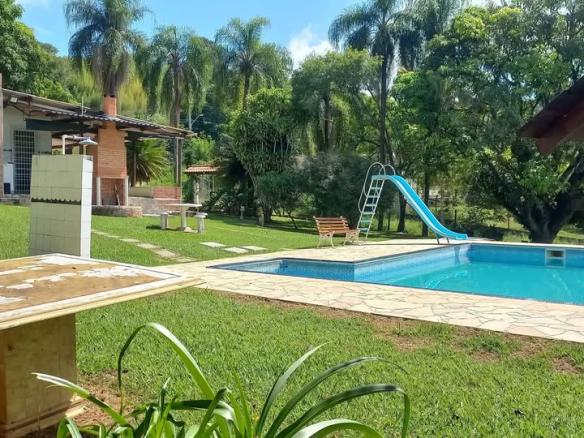 Seu Escape Perfeito: Chácara Charmosa com Piscina e Campo em Salto!