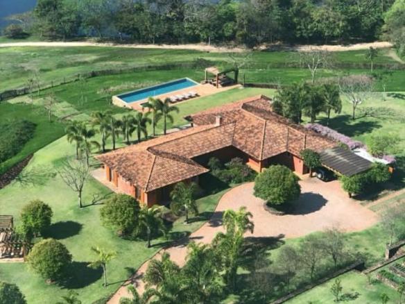 Chácara com casa de alvenaria e amplo espaço em São Lourenço da Serra