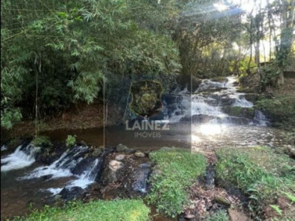 Seu Refúgio Perfeito: Sítio com Cachoeira e Potencial de Valorização