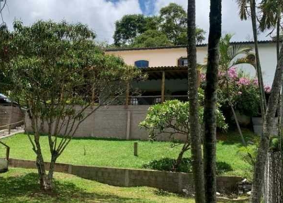 Descubra esta chácara de alto padrão localizada no prestigiado Condomínio Recanto dos Palmares, no charmoso bairro Jundiazinho, em Atibaia/SP. A apenas 5 km do asfalto, esta propriedade combina luxo, conforto e natureza em um ambiente perfeito para relaxar ou investir!