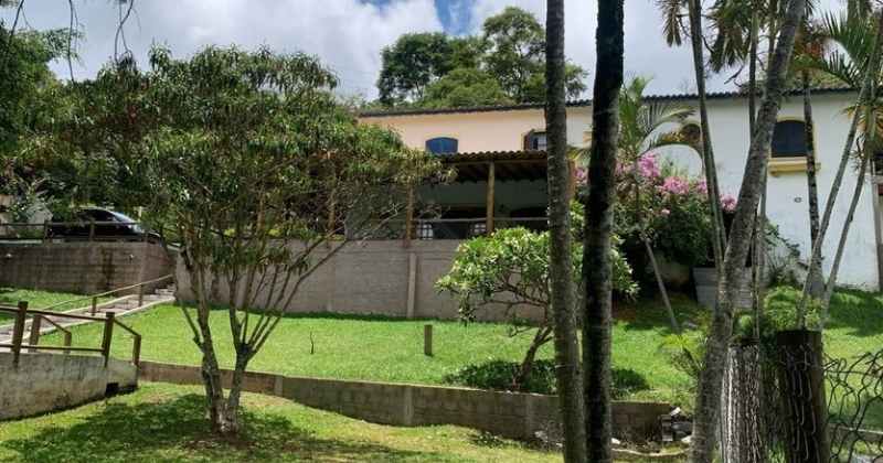 Descubra esta chácara de alto padrão localizada no prestigiado Condomínio Recanto dos Palmares, no charmoso bairro Jundiazinho, em Atibaia/SP. A apenas 5 km do asfalto, esta propriedade combina luxo, conforto e natureza em um ambiente perfeito para relaxar ou investir!