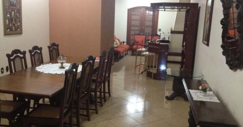 Uma residência térrea sofisticada e funcional, perfeita para quem deseja luxo, conforto e praticidade em Ribeirão Preto! Localizada no prestigiado bairro Cidade Universitária, próximo à USP, com acesso fácil a escolas, comércios e vias principais.
