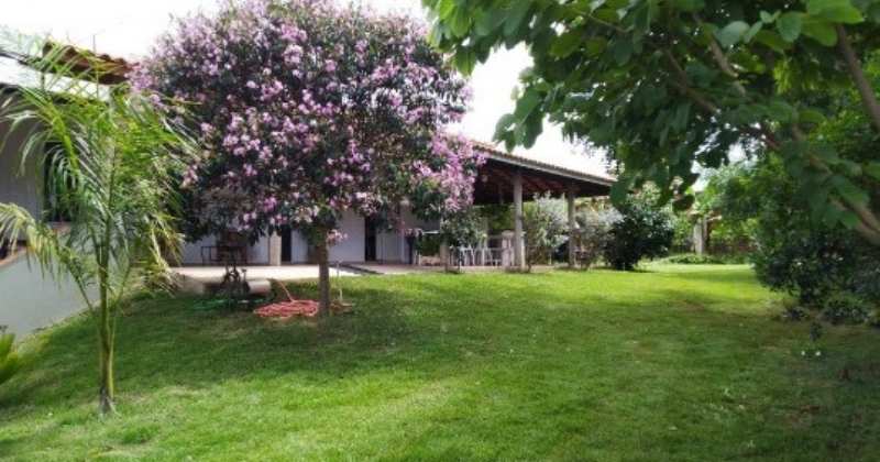 Encante-se com esta charmosa casa de campo em Barretos, a 47 km do Thermas dos Laranjais 🌊. Com vista para o jardim 🌳, Wi-Fi gratuito 📡 e estacionamento privativo 🅿️, é o refúgio perfeito para relaxar em meio à natureza!